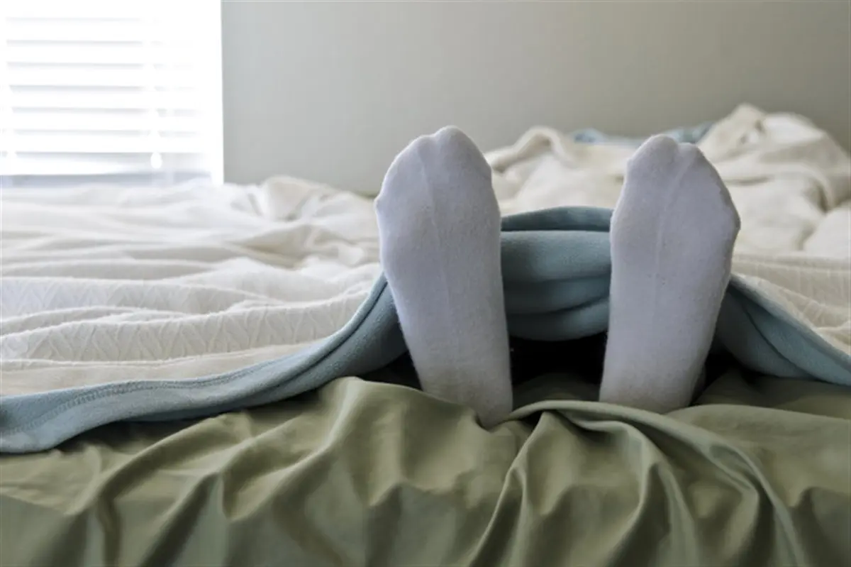 با جوراب خوابیدن
