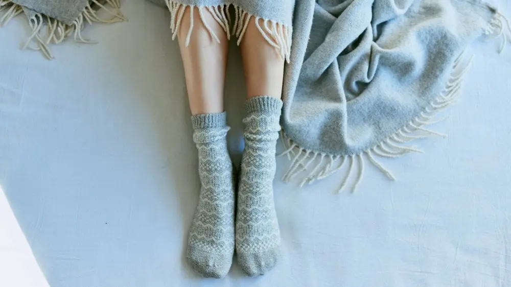​با جوراب خوابیدن​