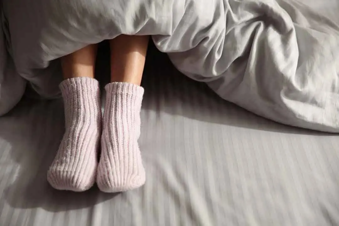 با جوراب خوابیدن