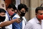 پسر قاچاقچی شاهرخ خان آزاد شد + ویدئو