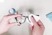 ترفند جادویی تمیز کردن شیشه عینک تو سیم ثانیه | بهترین راه کار برای تمیز کردن عینک