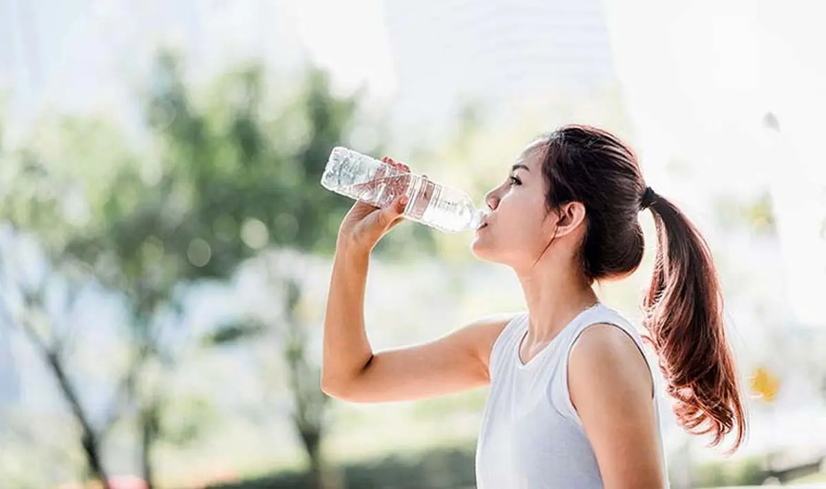 فواید محشر نوشیدن آب برای سلامت بدن | با نوشیدن آب در بدن ما چه رخ می دهد؟