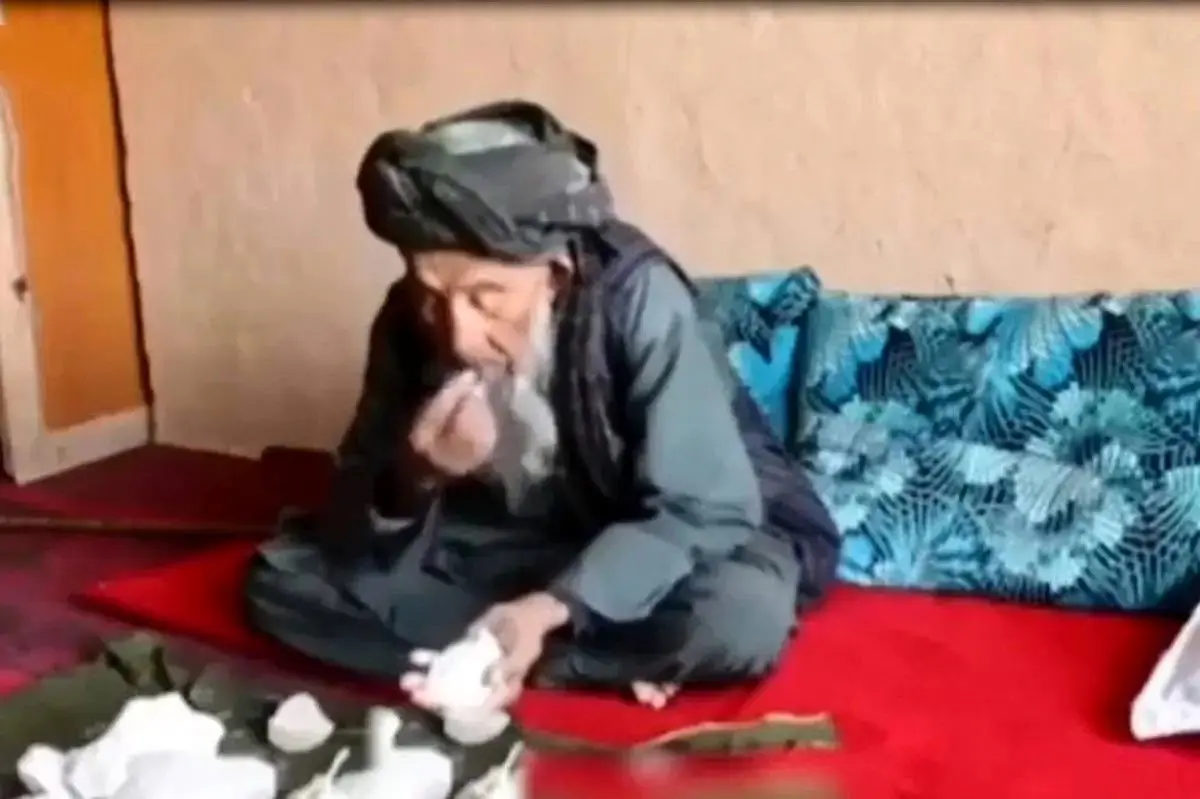 ویدئو وایرال شده از پیرمردی که سنگ می خورد!! | رسم عجیب و باورنکردنی رو ببینید + فیلم